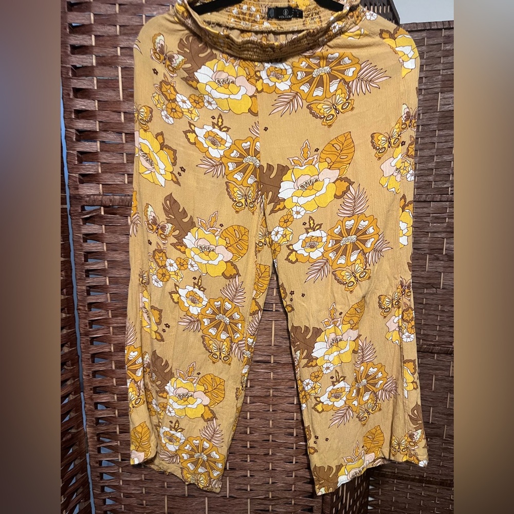 Flower Power VOLCOM super soft capri pant!